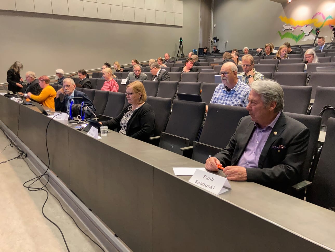 Kuusamon kaupunginvaltuusto kokoontui Kuusamon lukion auditoriossa maanantaina. Eturivissä lähimpänä keskustan Pauli Saapunki, Ulla Parviainen ja Veli Määttä.