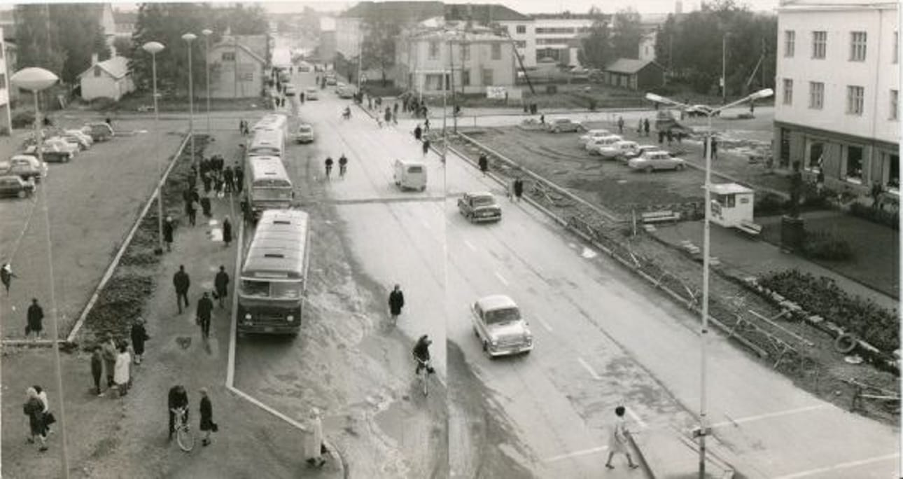 Keskustori rakenteilla 1950-luvulla. Jotenkin se vaikutti ennen avarammalta kuin äskettäin uusittu tori. Takana oikealla on Ruotsalainen koulu.