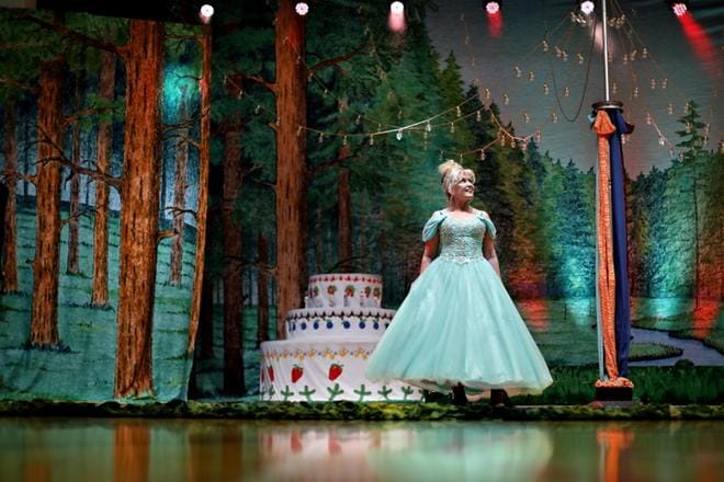 Riitta Korpela Ti-Ti Nallen 30-vuotisjuhlakiertueen kulisseissa Ilmajoki-hallissa. KUVAT: TOMI KOSONEN