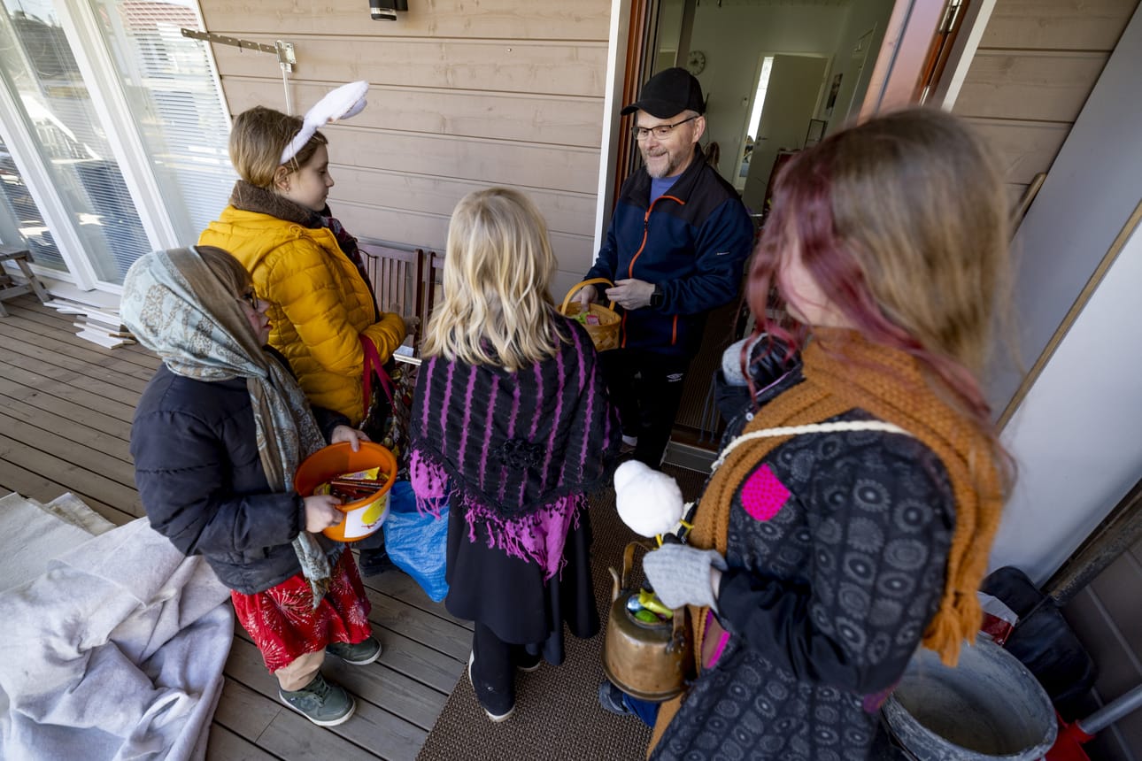 Yhdeksättä vuotta Ahonkylässä asuva Seppo Luomapuro varautuu perusteellisesti virpojia varten, että herkut eivät varmasti lopu kesken.