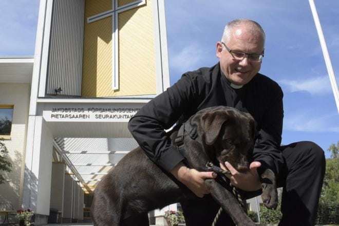 Kirkkoherra Bo-Göran Åstrand omistaa kaksi labradorinnoutajaa, joista nuorempi on vasta kymmenen kuukauden ikäinen. KUVA: TAPIO LEHTINEN