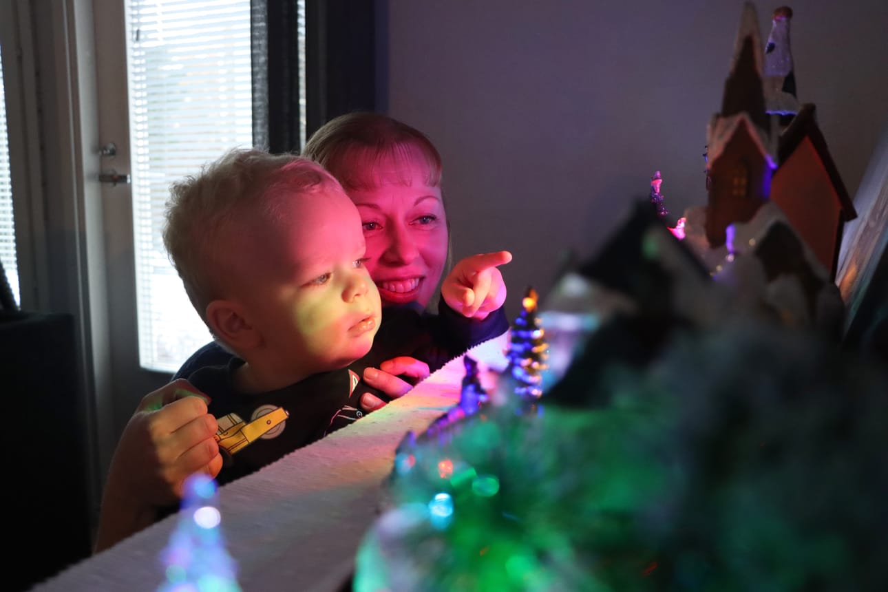 Hanne Mänty on poikansa Nicon kanssa hurahtanut pieniin valaistuihin joulutaloihin.