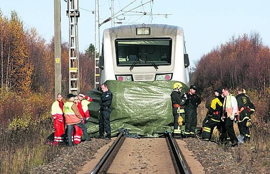 Henkilöauto raahautui junan alla useita satoja metrejä.