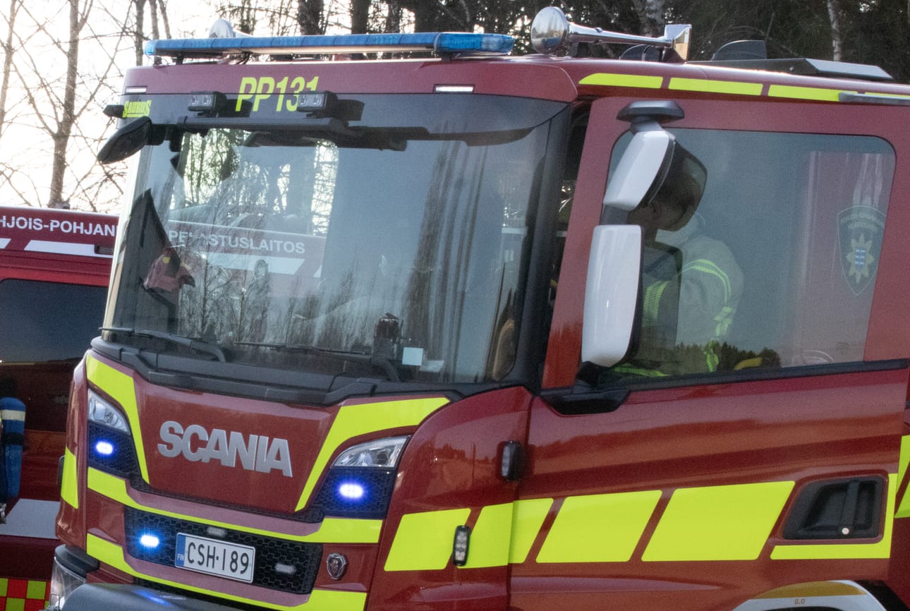 Siikkis selvitti, miksi Pyhännällä Autionrannassa saunapalopaikalla oli lähipaloaseman Pyhännän sopimuspalokuntalaisten lisäksi myös pelastuslaitoksen päivystäväyksikkö noin 36 kilometrin päästä Pulkkilasta. Kuvituskuva