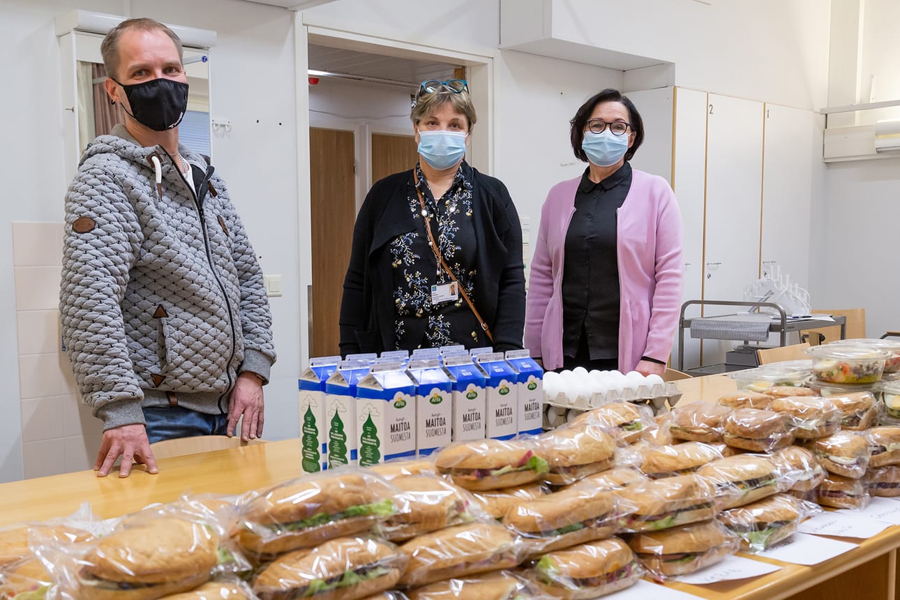 Medisiinisen ja operatiivisen linjan linjajohtajat Seija Parviainen ja Outi Nyberg arvostavat Vuorisen lahjoitusta etenkin näin raskaan koronavuoden jälkeen.