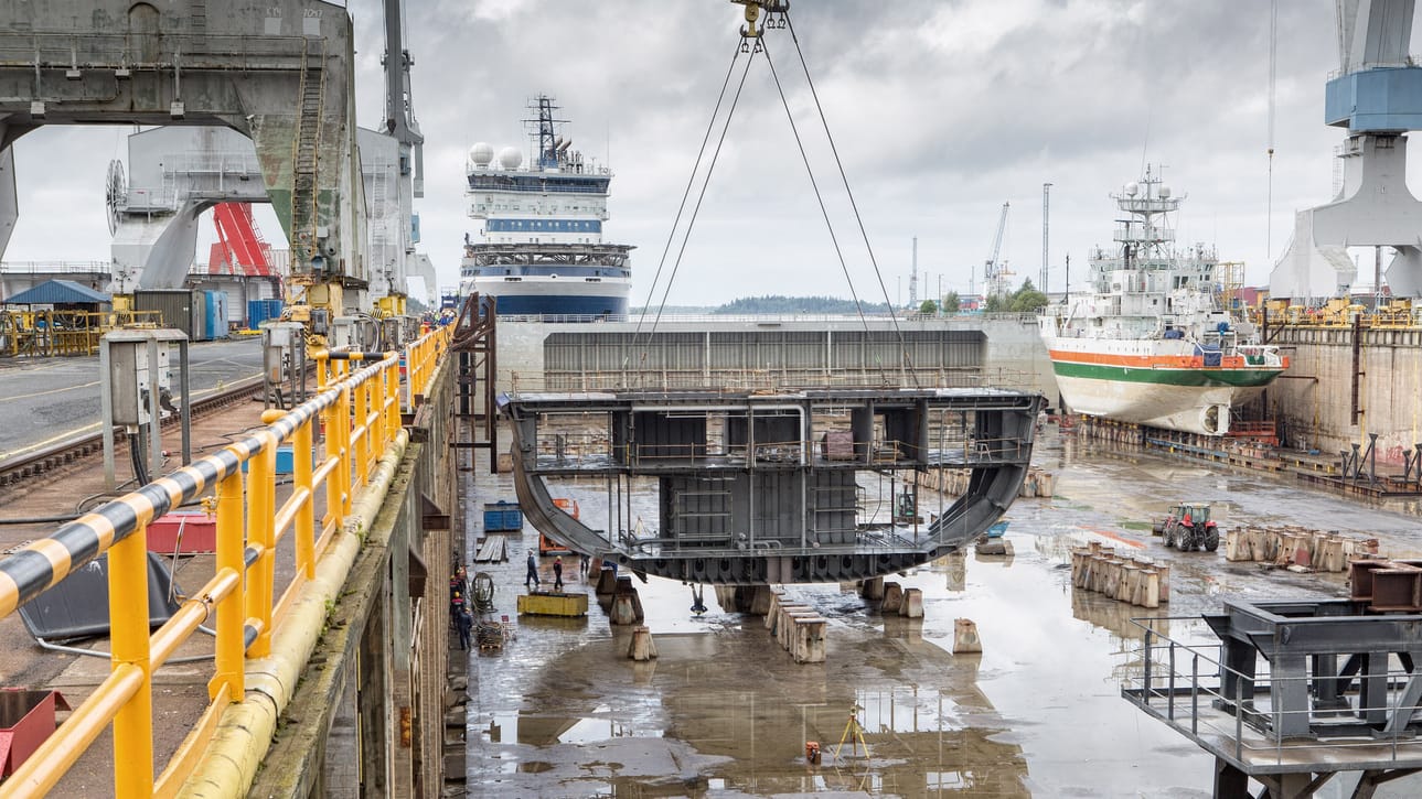 Laivanrakennusyhtiö Rauma Marine Constructions ja Puolustusvoimat ovat allekirjoittaneet aiesopimuksen neljän sota-aluksen rakentamisesta.