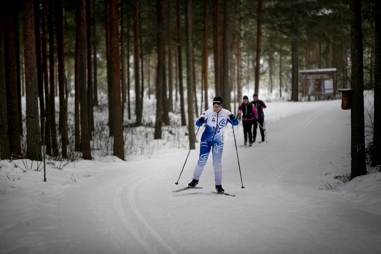 Seinäjokelainen Hilkka Mäki-Panula hiihtää 20 kilometriä päivittäin. Kansallinen hiihtopäivä on Suomen Hiihtoliiton kumppaneineen ideoima tapahtuma.