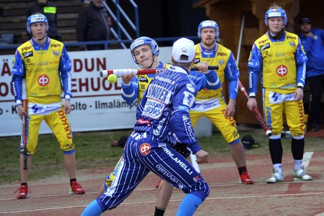 Manu Haukkala näpäyttää Janne Heimosen syötöstä. Taustalla tarkkailevat Nestori Yli-Sissala, Sasu Iivarinen ja Jouni Mäki. KUVA: MARKKU TURPELA