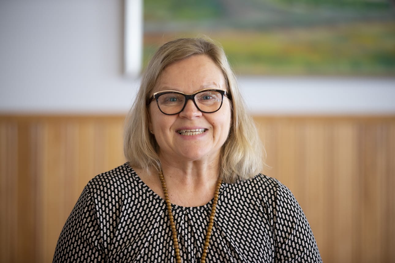 Palveluesimies Helena Mattila.