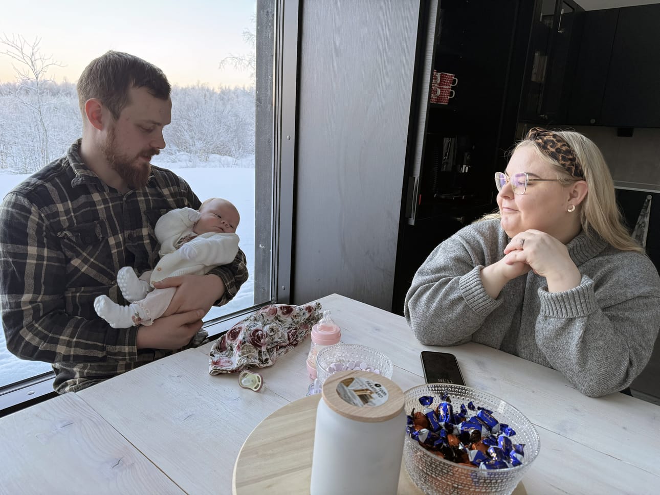 Torniolaisten Anniina ja Juho Kinnusen kuopustytöllä ei ole vielä nimeä. Marraskuussa Ouluun matkannut perhe teki monien merilappilaisten perheiden tavoin valinnan lähteä pois Lapin hyvinvointialueelta. Reilu puolet merilappilaisista vauvoista syntyi Rovaniemellä.