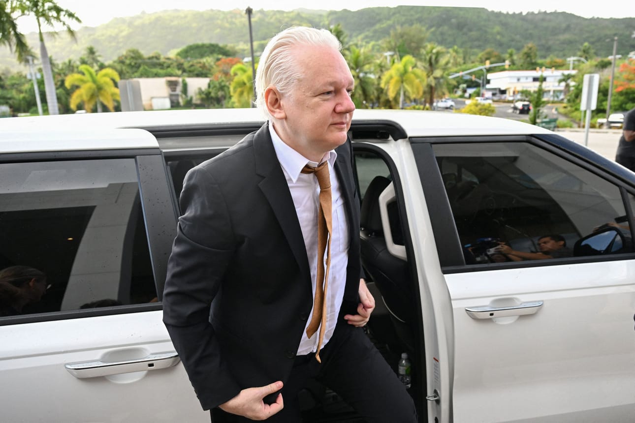 Wikileaksin perustaja Julian Assange saapui oikeudenkäyntiin Yhdysvalloille kuuluvilla Pohjois-Mariaaneilla 26. kesäkuuta 2024. AFP