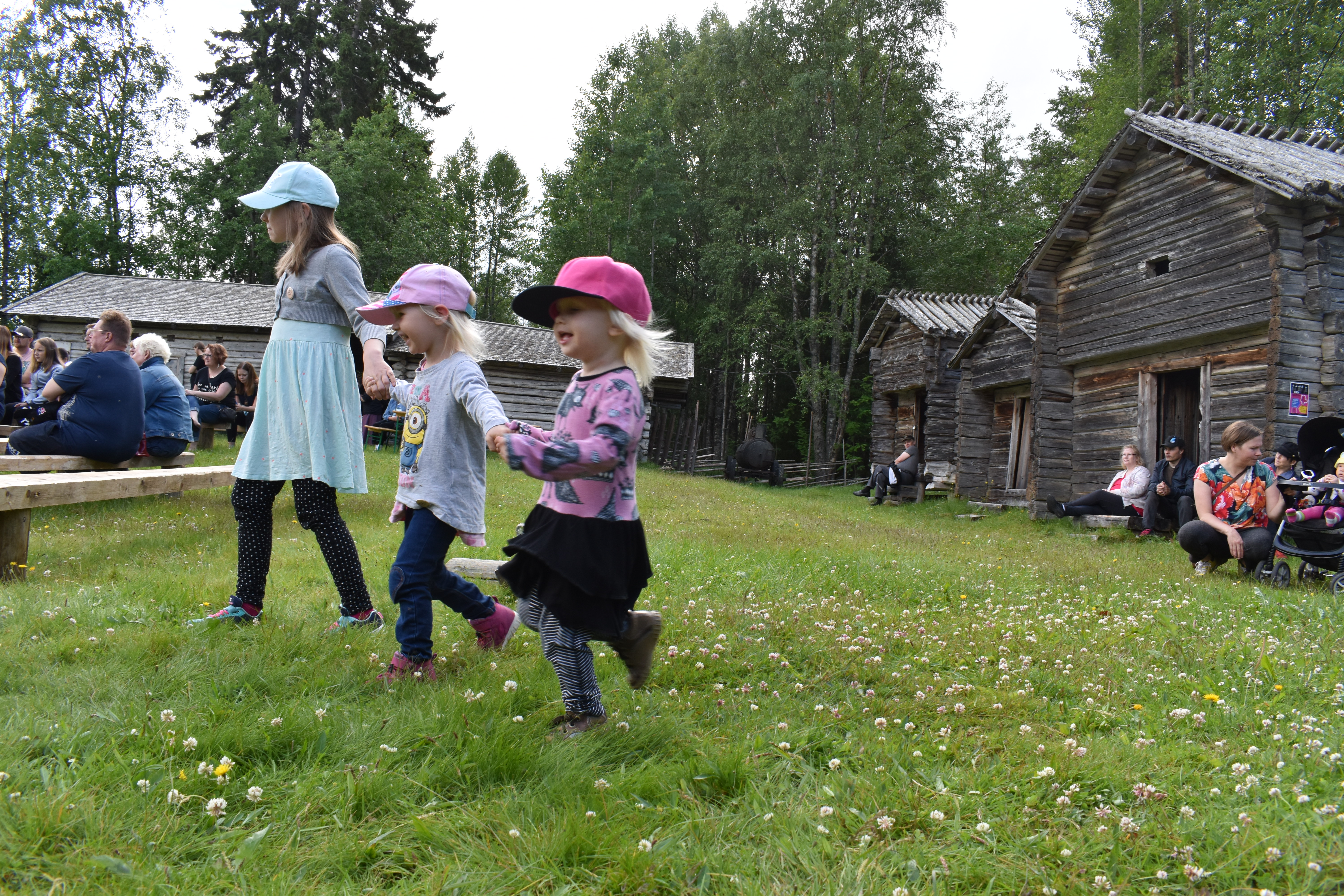 &ndash;&thinsp;Sehän on makuasia, että mihin kyllästyy ja mihin ei. Olen minä aina pitänyt jonkun vuoden väliä, sanoi Iisalmella asuva Leevi Vanhatalo Päätaloviikolla Kallioniemessä. Kulttuuriviikon tapahtumiin osallistui arviolta  8 000 ihmistä, joista iso joukko uuden sukupolven Päätalo-faneja.  KS 3.7.