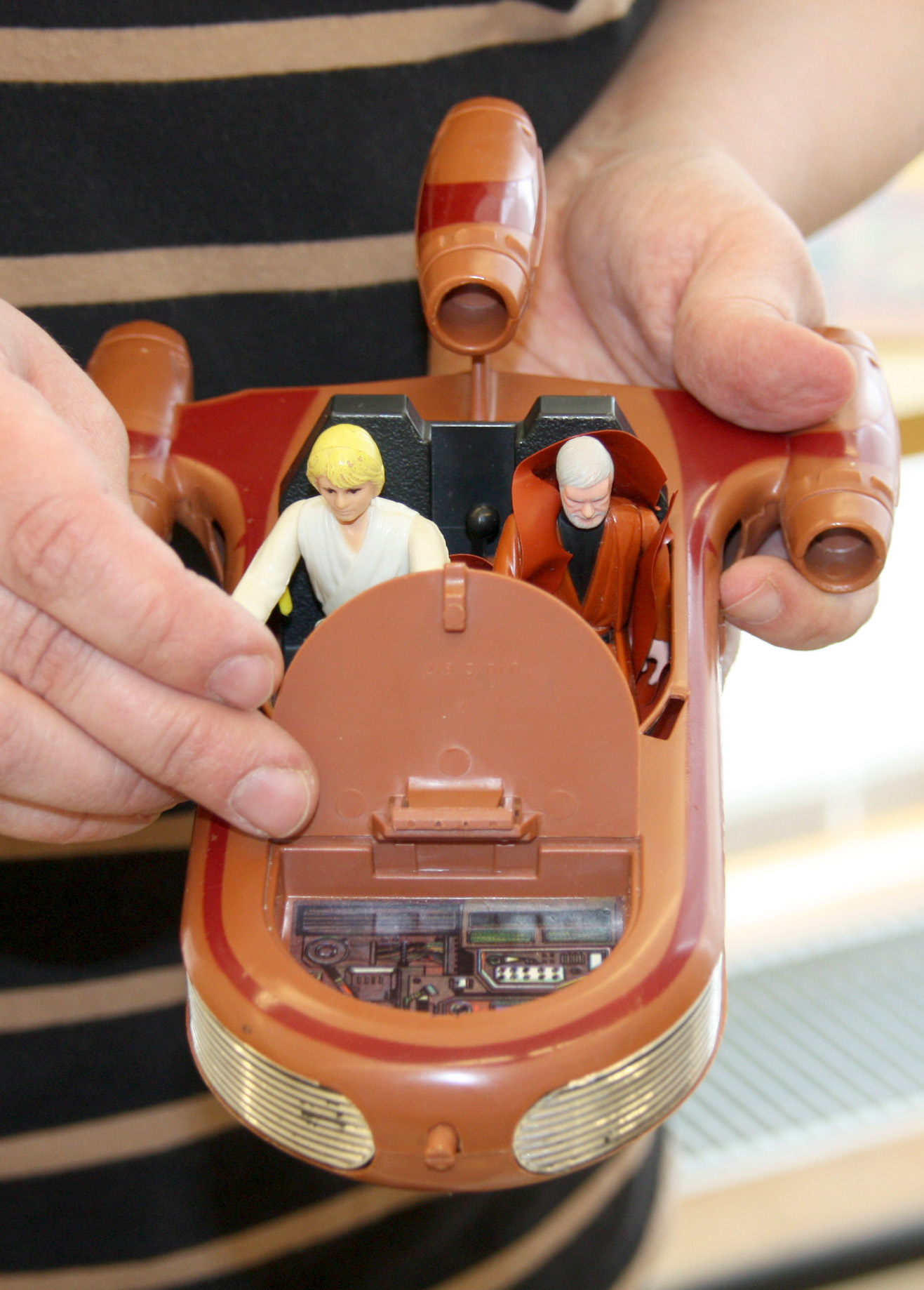 X-34 Landspeederin eli maakiiturin kyydissä ovat Luke Skywalker ja Obi-Wan (Ben) Kenobi.