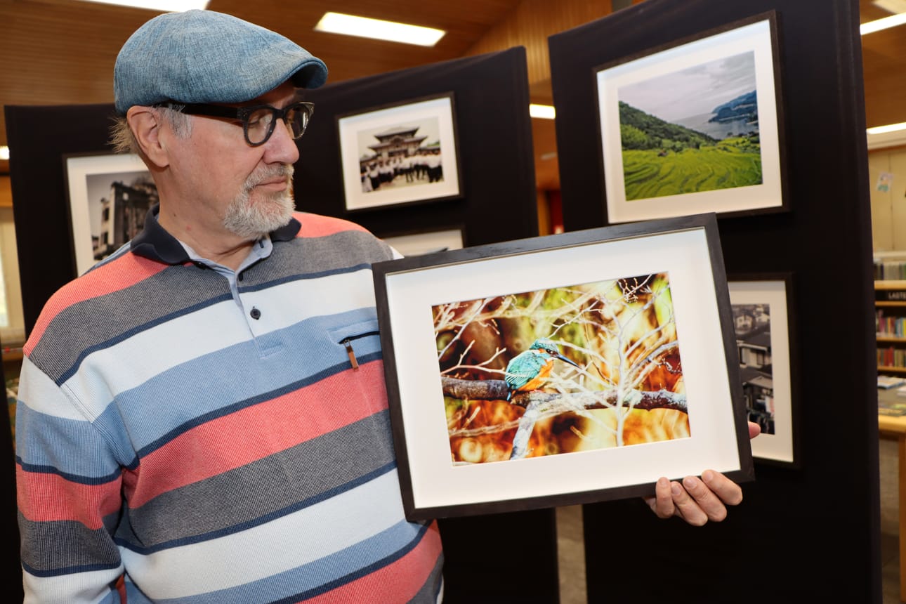 Niemenkyläläiselle Samuel Autiolle kuva kuningaskalastajasta on yksi hänelle tärkeimmistä näyttelyssä olevista kuvista.