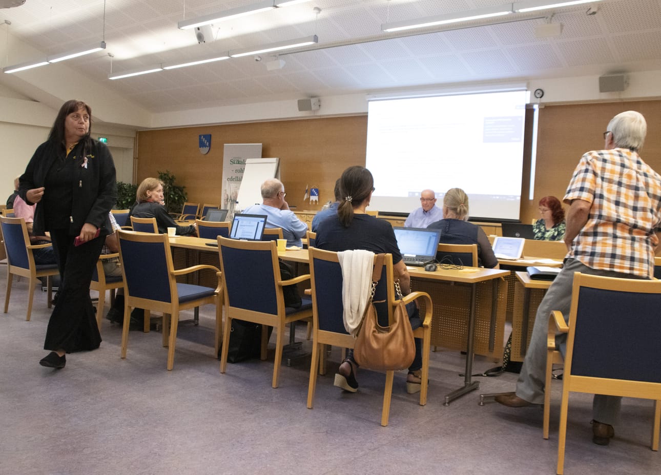 Siikalatvan kunnanvaltuuston kokouksesta ei saatu toissa viikolla päätösvaltaista merkittävän, kuntaan työpaikkoja tuovan hallin rahoitusasian osalta. Osa valtuutetuista poistui kokoushuoneesta esteellisinä. Valtuusto kokoontuu Pulkkila-salissa jälleen tänään.