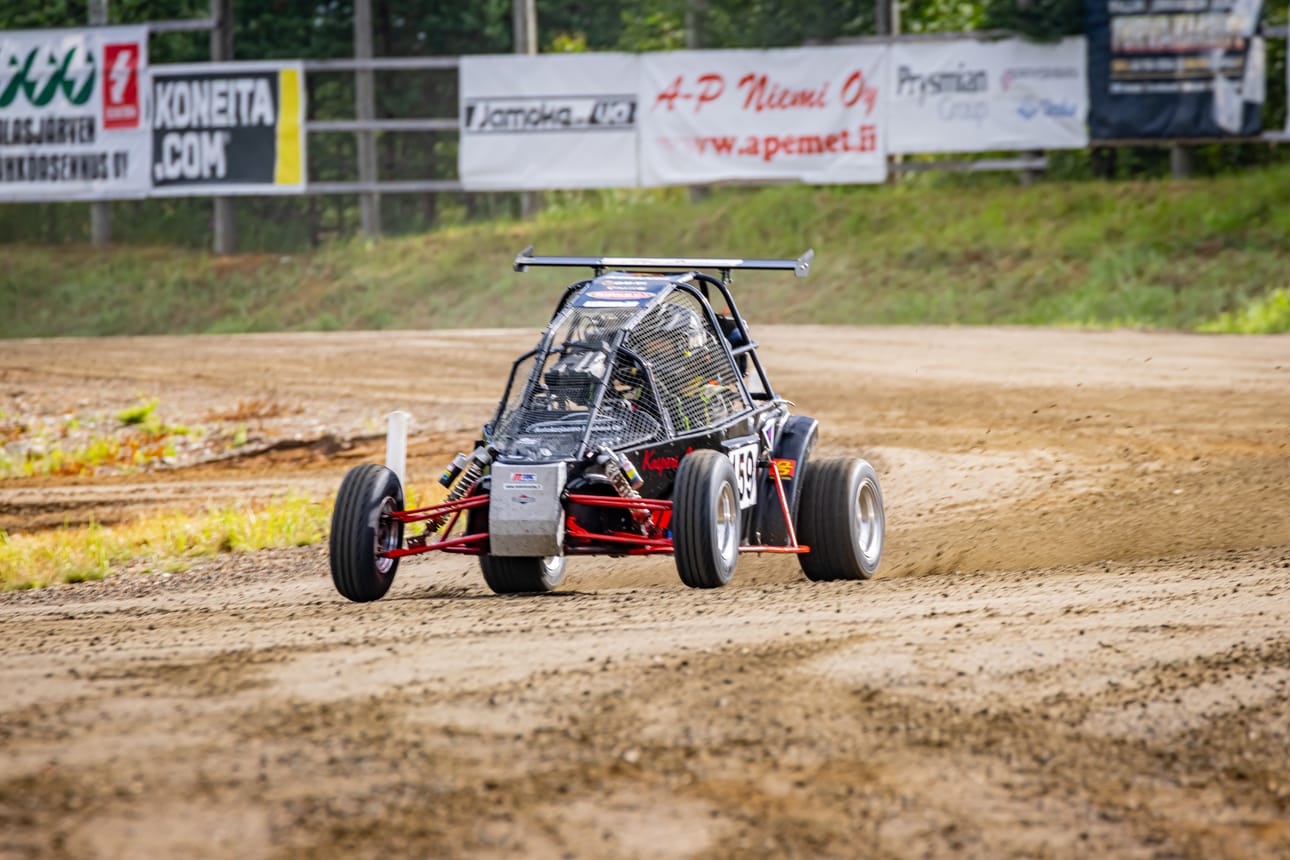 Kasperi Ahonen on toisena rallicrossin crosskart 250 -luokassa ennen kahta viimeistä SM-osakilpailua. Ahosen perheessä lajia harrastaa myös Kaapo Ahonen, joka on nyt sijalla 4.