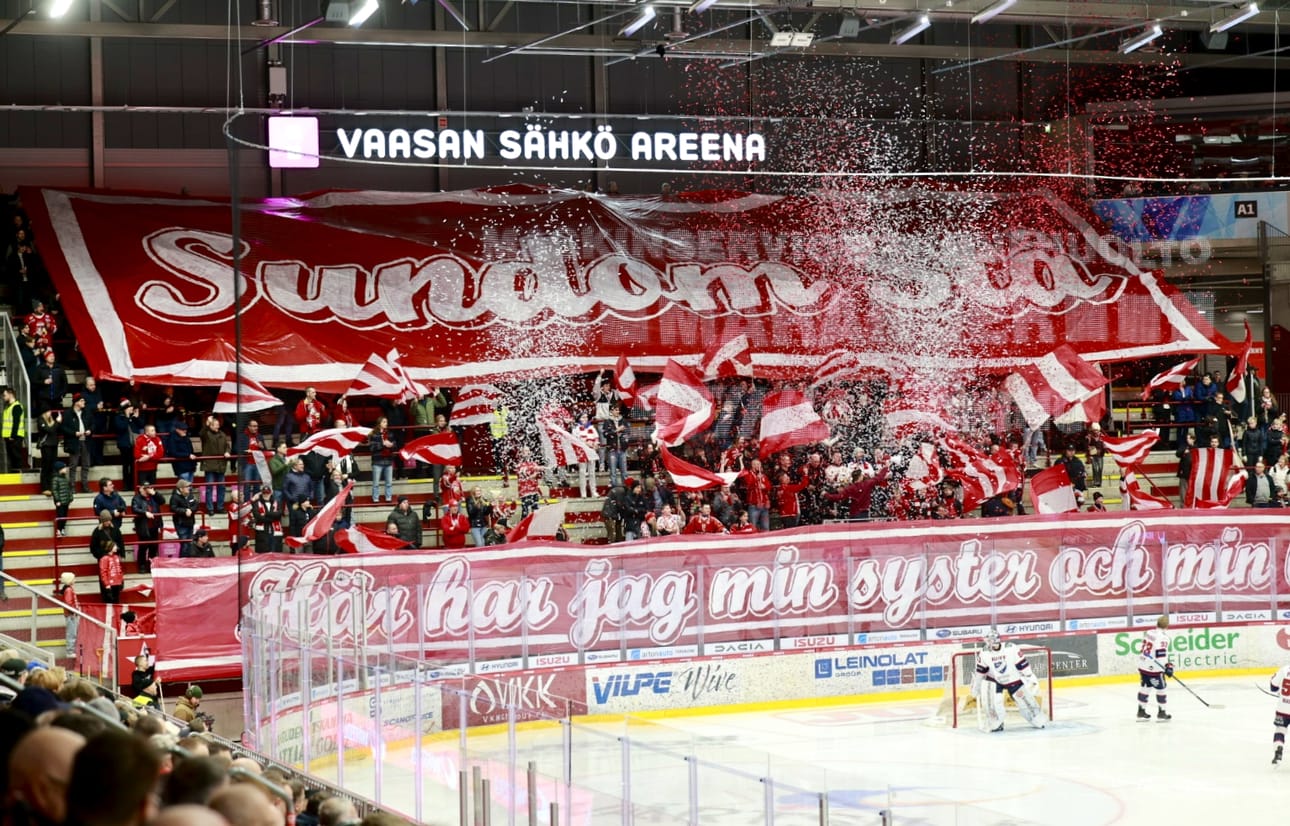 Seisomakatsomo osoitti yhtenäisyyttään ja tukeaan joukkueelle lauantaina Sportin ja HIFK:n kohtaamisen alla.