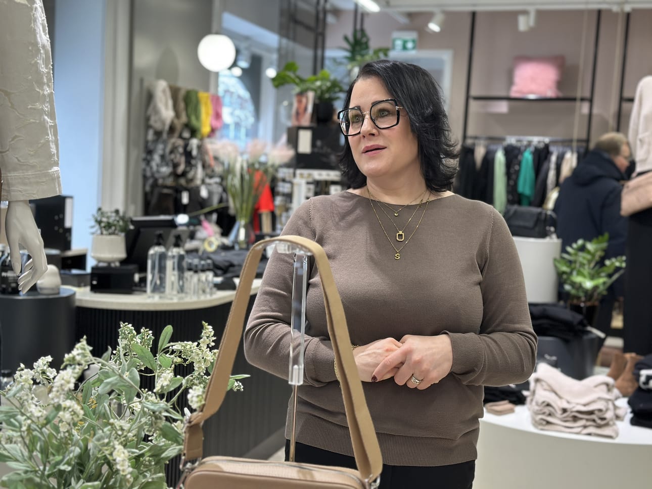 Boutique S on voittanut Eparin jouluikkunakilpailun kaksi kertaa. Yrittäjä Sari Nisulan näyteikkunasomistukset ovat saaneet huomiota myös Elävät Kaupunkikeskustat ry:n jouluikkunakilpailussa.