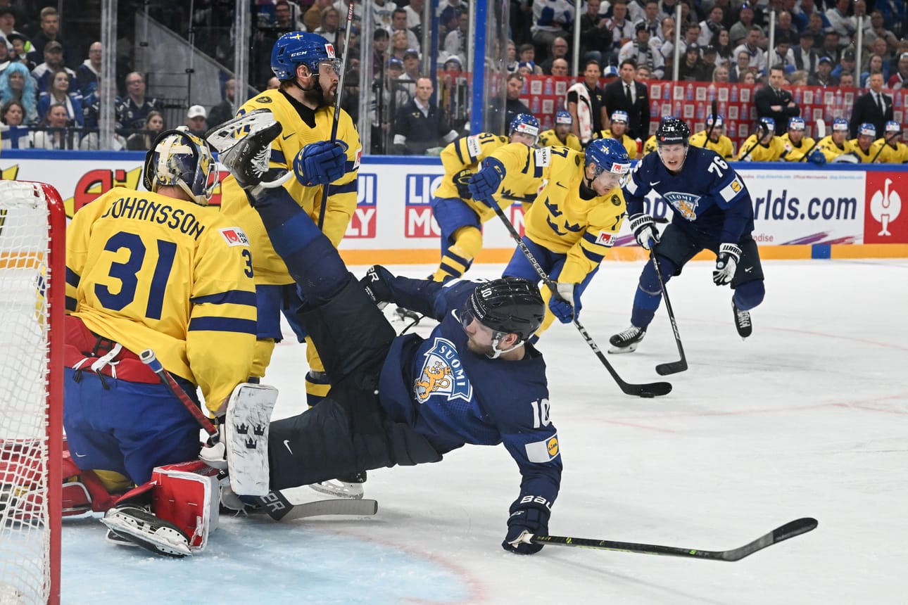 Joel Armia lensi nurin ruotsalaispuolustajien puristuksessa.