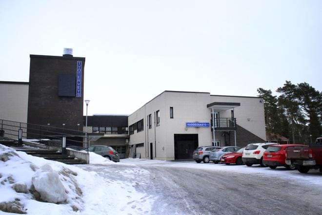 Kauko Ukonmäki kiinnitti aloitteessaan huomiota myös parkkialueen ahtauteen, se tuo autoja kappelin oven eteen. Arkistokuva: Johanna Kataja
