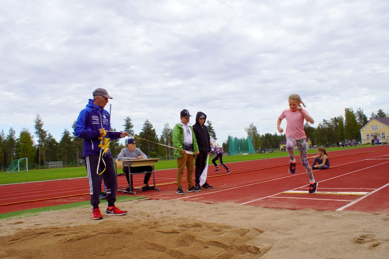 Fanni Vuorma Hirvaskosken koululta voitti 9-vuotiaiden tyttöjen pituushypyn ja oli toinen 1000 metrin sekä 40 metrin juoksuissa.