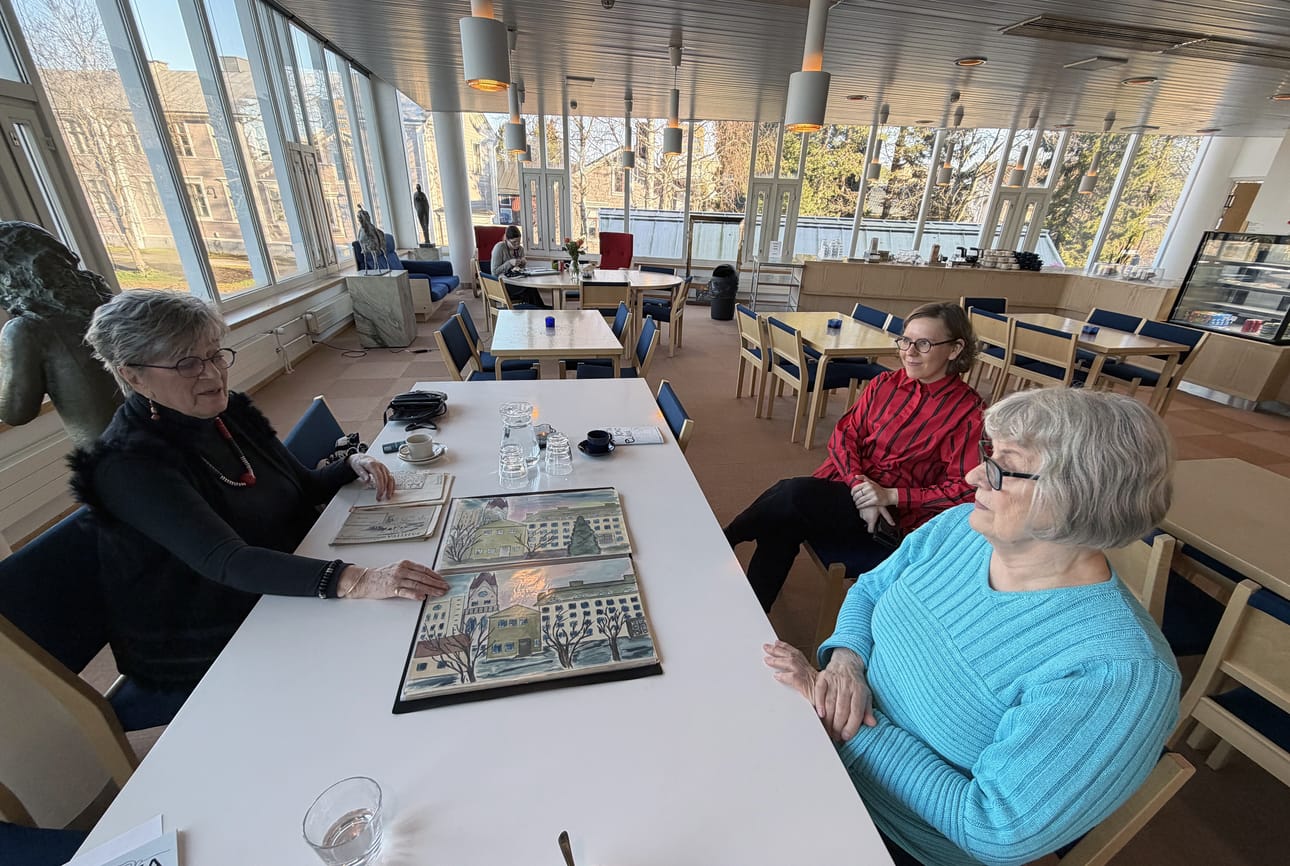 Maija-Liisa Soinin äiti oli säästänyt tyttärensä piirustuksia keskikouluajalta alkaen. Marja-Leena Hyvärinen harmittelee omien töidensä menneen aikanaan navetan pesään. Amanuenssi Amanda Hakoköngäs on kerännyt taidekasvattajien näyttelyyn oppilaiden muistoja kouluvuosilta.