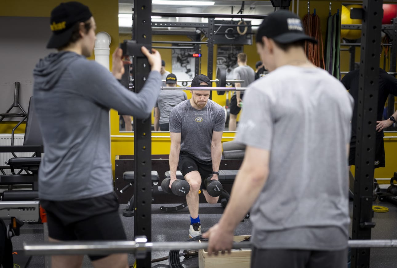 Maxim Korpimäki nosti painoja Kärppien pukukopin uumenissa maanantaina aamupäivällä.
