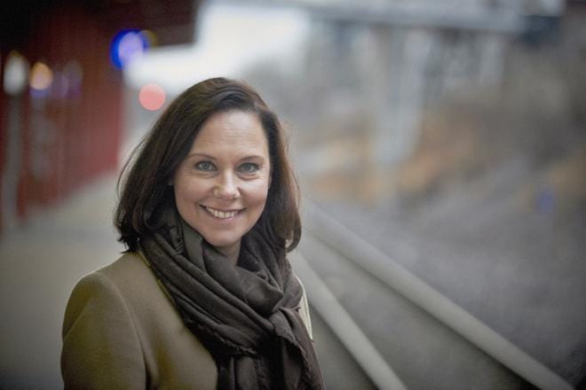 Suuren valiokunnan puheenjohtaja Anne-Mari Virolainen (kok.) on perjantaina avainasemassa, jos eduskunta äänestää alkoholilaista toisin kuin sosiaali- ja terveysvaliokunnan mietinnössä. KUVA: ARI-MATTI RUUSKA