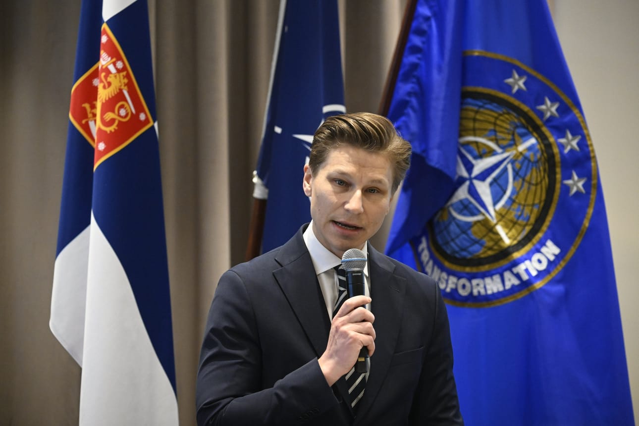 Puolustusministeri Antti Häkkänen (kok.) linjasi konferenssivieraille Suomen ottavan vastuunsa liittolaisena vakavasti ja haluavan olla turvallisuuden tuottaja, ei kuluttuja. LEHTIKUVA / Markku Ulander