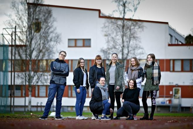 Tässä he ovat, Isonkyrön ensimmäinen nuorisovaltuusto: Akseli Alapeltola, Ella Harju, Anni Ikola, Anni Jaurila, Emilia Hannuksela, Elisa Hämäläinen, Tytti Lehtimäki (edessä vas.) ja Oona Lehtokunnas. Nuorisovaltuusto kokoustaa Isonkyrön kunnanvirastossa. KUVA: TOMI KOSONEN