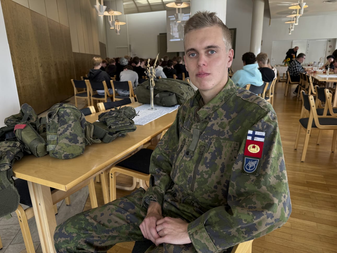 – Ennen inttiä kannattaa nostaa kuntoa. Laittaa henkinen hyvinvointi kuntoon ja huolehtia, että raha-asiat ovat kunnossa. Pärjää, kun ei ole asioita mielenpäällä ja voi keskittyä inttiin, sotilaskuljettaja Leevi Lehtola vinkkaa.