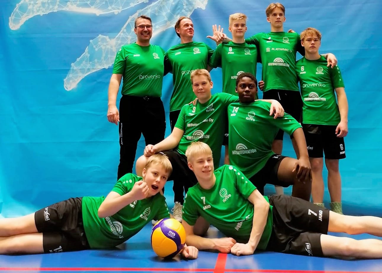 Takarivissä Kari Penttinen. Jussi Ahonen, Ville Ojanperä, Riku Nevala ja Leevi Ahonen. Keskellä Lauri Penttinen (vas.) ja Alfred Kwarteng, ja edessä Sauli-Aatos Mäkinen sekä Matias Andlin. Kuvasta puuttuu Jimi Piispanen, joka sairastui. KUVA: HELI KANKAANPÄÄ