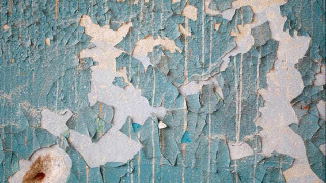 Kuvateksti: Valokuvaaja Hanna Koikkalaisen näyttelyssä esiin nousevat nykypäivän kodin jättämisen teemat vertautuen Suomen historian evakkokokemuksiin.