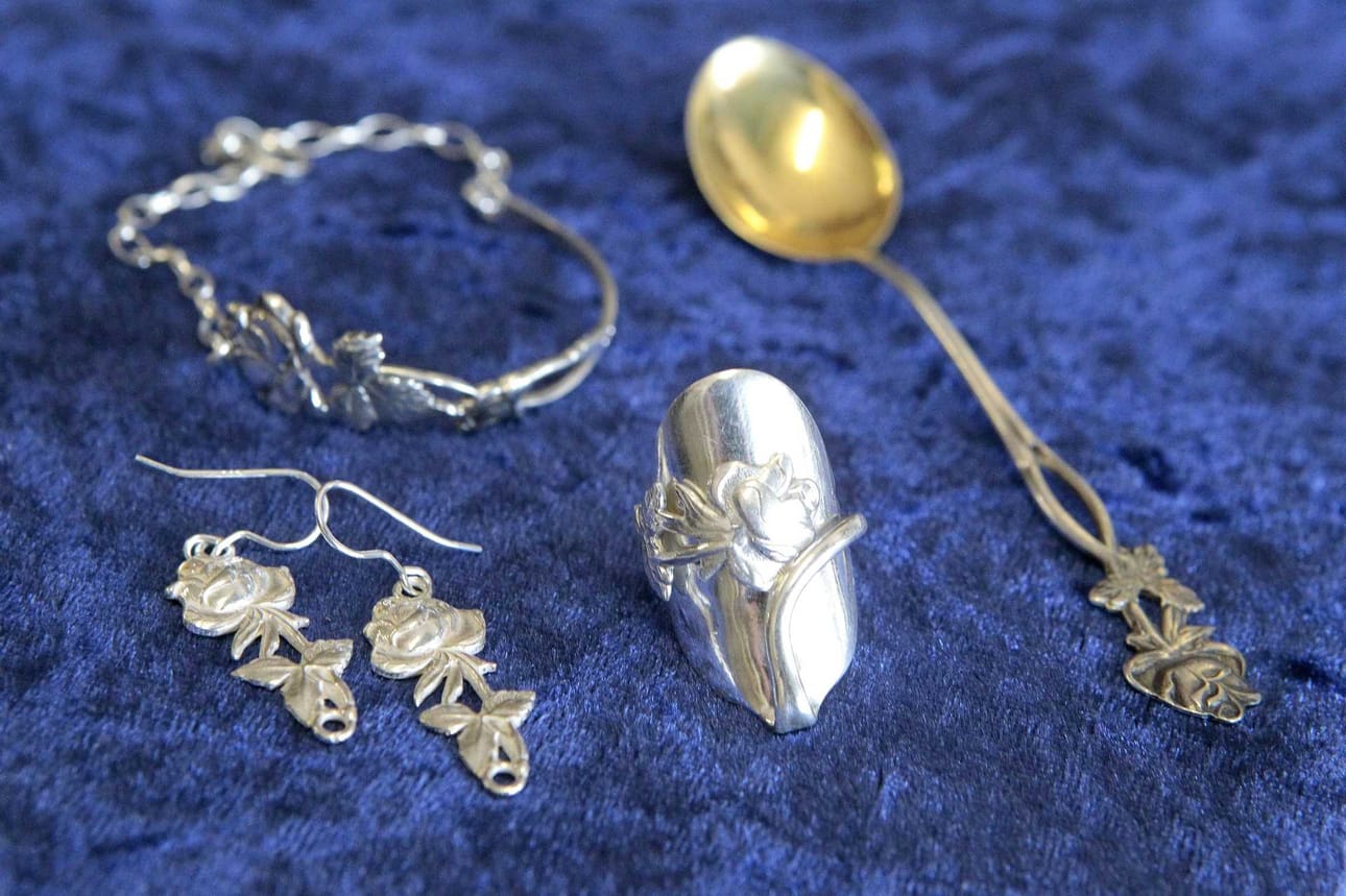 Vanhoista palkintolusikoista syntyi korusarja.