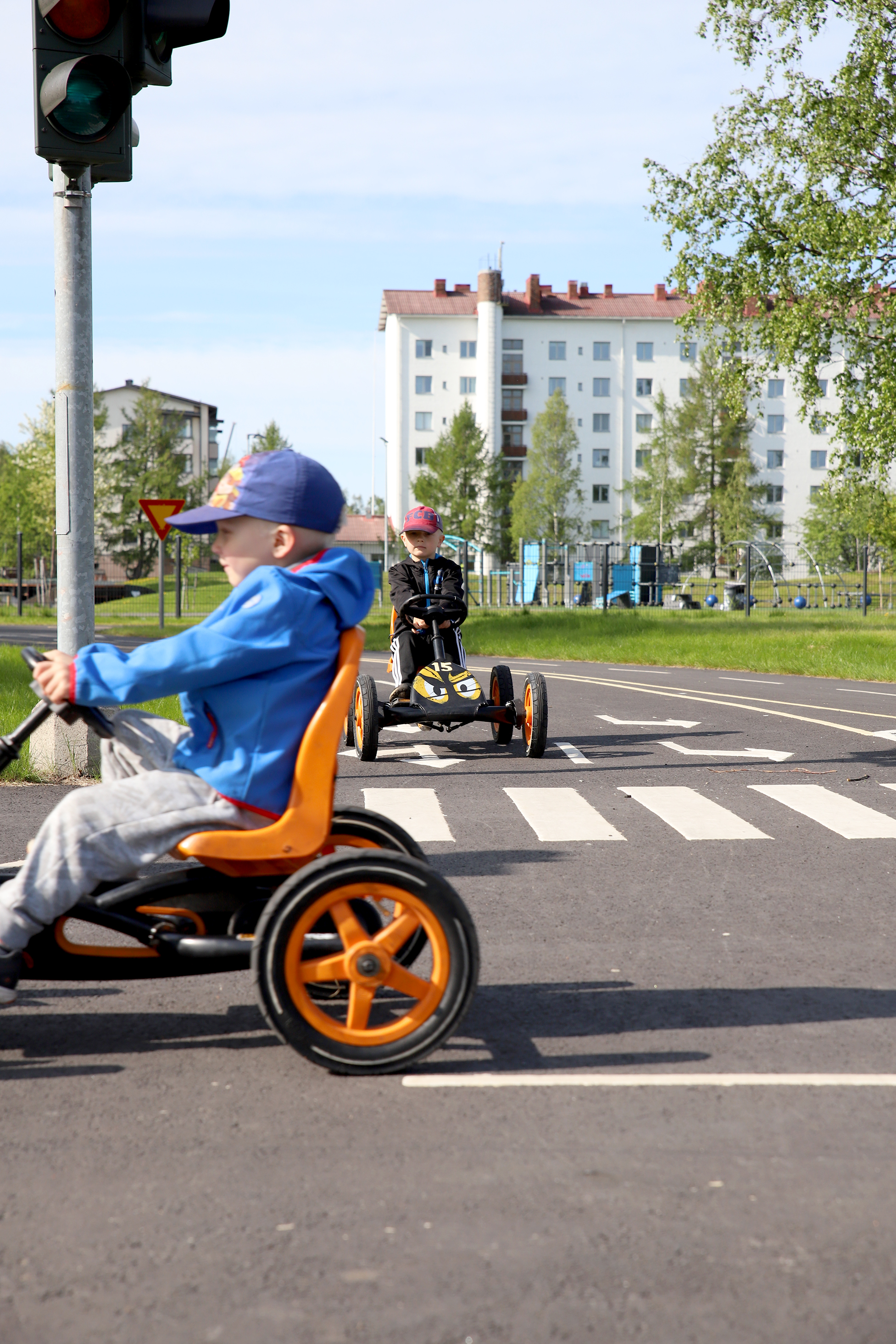 <p>Iivo Eteläinen, 4 (etualalla ohi vilahtava poika, myös pääkuvassa)</p><p>– Olen käynyt liikennepuistossa aikaisempina vuosina. Tykkään, kun täällä voi ajella autoilla. Kivaa on, kun autoissa on polkimet. Punaisilla valoilla ei saa ajaa, muuten joutuu varikolle. Auton tankkaaminen on myös kivaa.</p>