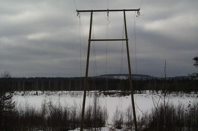 Sähköyhtiöiden ilmajohdot ovat alttiita myrsky- ja lumikuormavahingoille. Siksi sähköjohtoja kaapeloidaan maahan, mikä aiheuttaa kustannuksia. KUVA: Helena Lessing/Arkisto