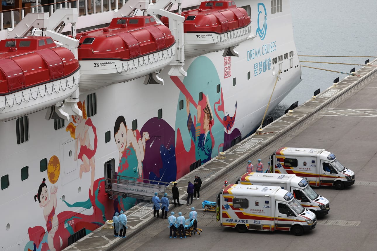 Ambulanssit olivat keskiviikkona valmiudessa Hongkongin satamassa risteilyalus World Dreamin vieressä.