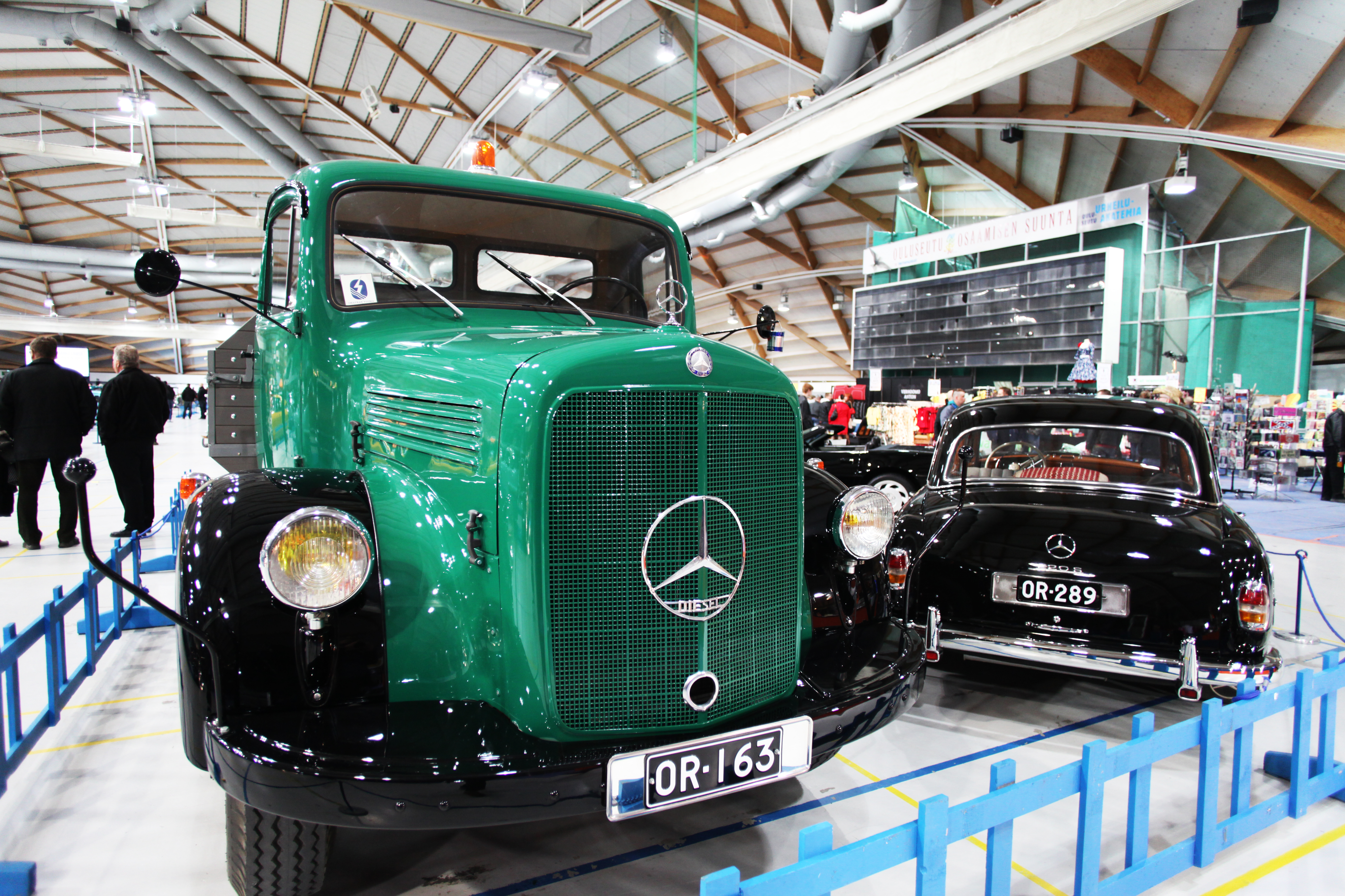 Näyttelyssä oli myös raskaampaa kalustoa, kuten tämä Vesa Moilasen Mercedes Benz vuodelta 1958.