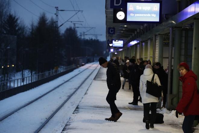 Helsingin Pukinmäen asemalla oli perjantaiaamuna kahdeksan jälkeen tavallista enemmän työmatkalaisia. Junat kulkevat Helsingissä perjantaina, mutta lakon vuoksi metrot, raitiovaunut ja suuri osa bussivuoroista eivät. KUVA: Joel Maisalmi