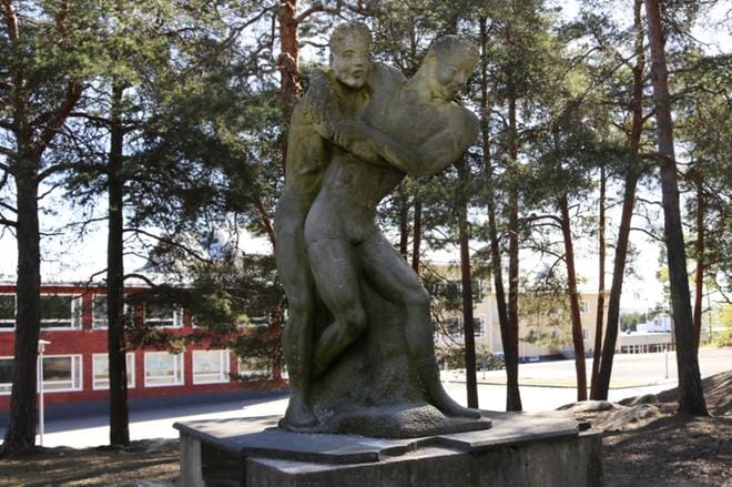 Miehet ottavat mittaa Nurmon tunnetussa painijapatsaassa. Patsaan veisti Elis Räsänen vuonna 1984. Kuvituskuva: Virpi Kupiainen-Ämmälä