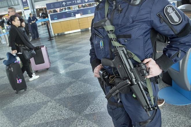 Helsinki-Vantaan lentoasemalla partioineet poliisit kantoivat mukanaan konepistooleita pääsiäispyhien ajan. KUVA: MAURI RATILAINEN/COM.PIC