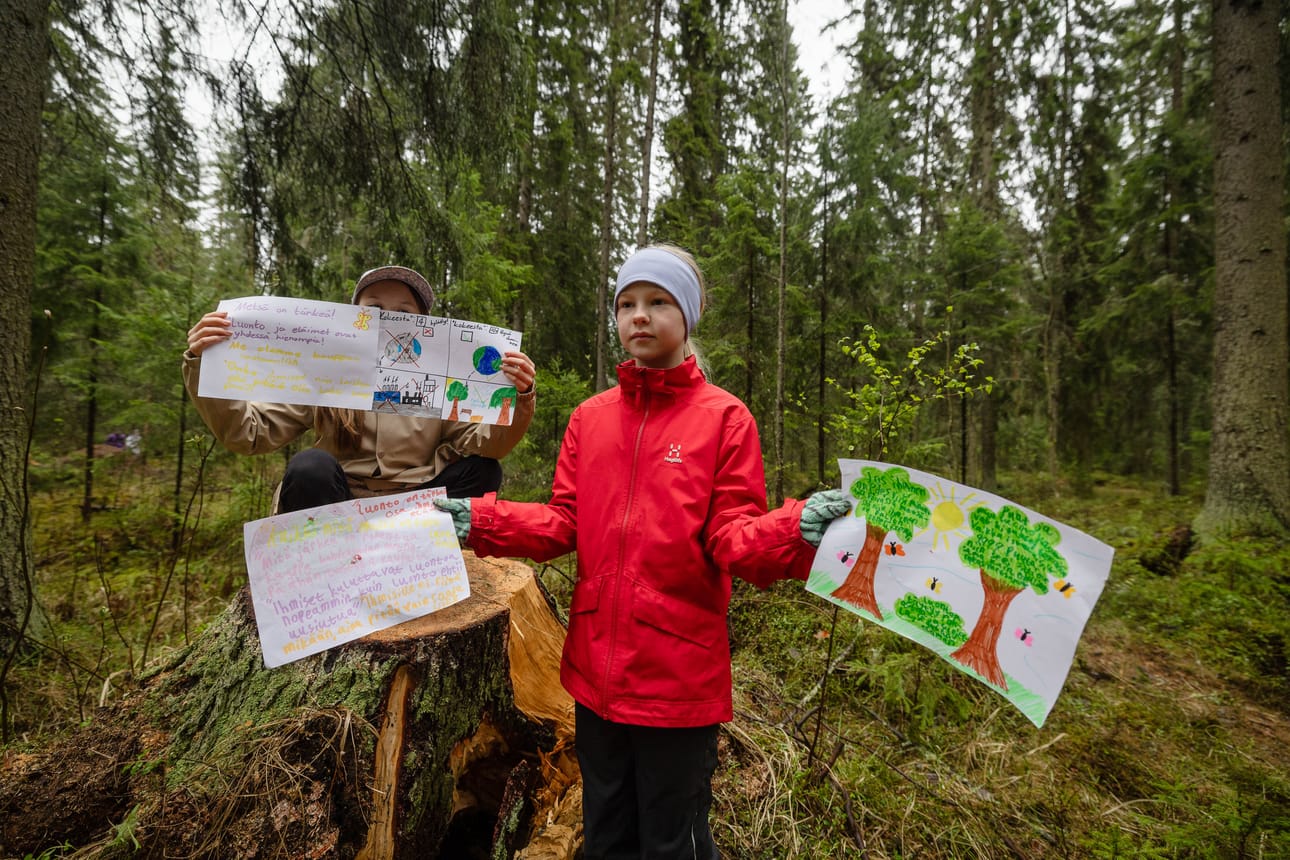 Alina Säntti ja Viola Pulli haluavat taistella metsän säilymisen puolesta. – Luin juuri kirjan, jossa kävi näin, mutta siinä henkilöt eivät pystyneet estämään tilannetta, Säntti kertoo.