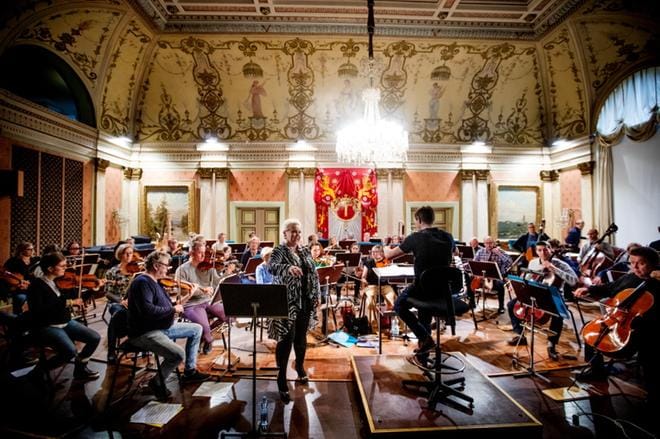 Vaasan kaupunginorkesteri ja Keski-Pohjanmaan kamariorkesteri pitävät yhteiskonsertin liki 10 vuoden tauon jälkeen. Lavalla on 50-henkinen kokoonpano, joka soittaa Brahmsin 1. sinfonian James Lowen johdolla. KUVAT: JAAKKO ELENIUS