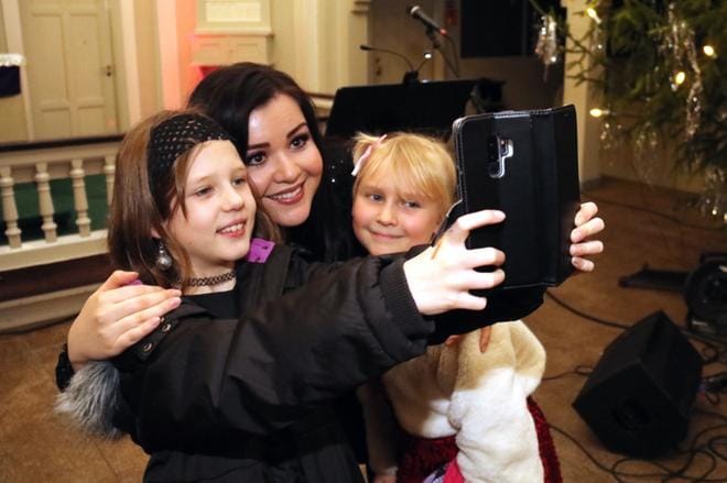Melissa Kleimola ja Soja Haanpää pääsivät tapaamaan Diandraa konsertin päätyttyä. Myöhemmin selfietä katsellessaan tytöt voivat palata sunnuntain tunnelmiin. KUVAT: ANU NAHKALA