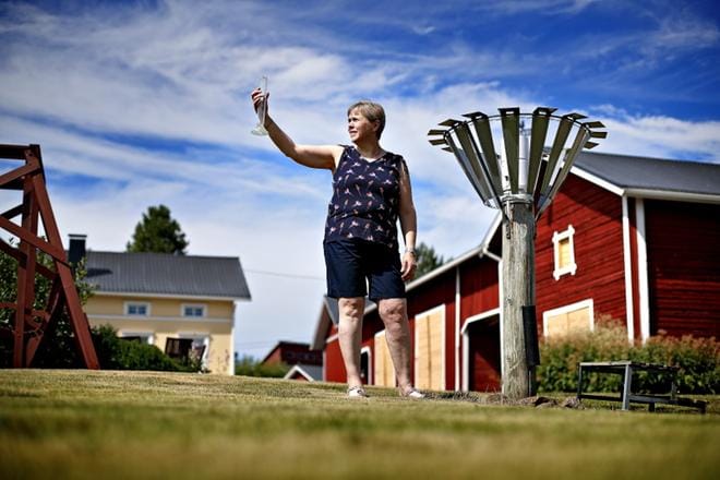 Vuorelan kotipihassa seisoo Ilmatieteen laitoksen manuaalinen sadeasema. Asema on ollut malliltaan samanlainen todella pitkään. Portaat ovat alkuperäiset. KUVAT: TOMI KOSONEN