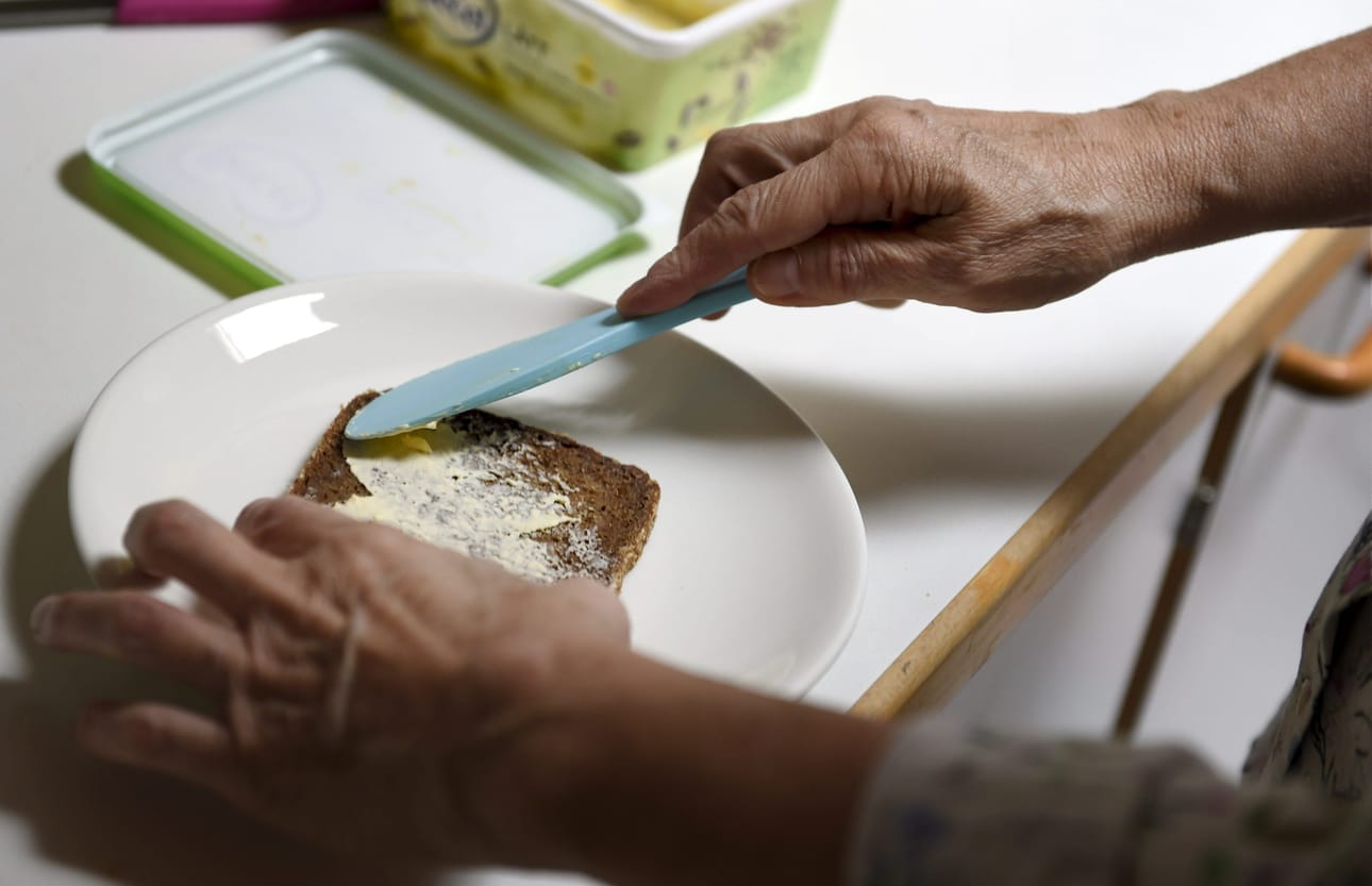 THL:n mukaan elintapaohjauksesta hyötyisivät kaikki ikääntyneet, mutta sitä tulisi tarjota erityisesti korkean muistisairauden riskiryhmille. Kuvituskuva. LEHTIKUVA / Emmi Korhonen