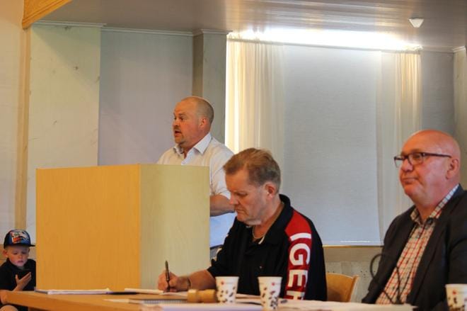 RKP:n kaupunginvaltuutettu Johan Bärnlund esitti, että kuntaliitosselvitysaloitteesta suoritetaan äänestys. Valtuuston kokous pidettiin Bladhin talossa. Kokouksen tulkkina toimi teknisen osaston kanslisti Thomas Grönlund. Hänen vieressään valtuuston puheenjohtaja Kari Häggblom (sd.). KUVA: LOTTA KALLIO