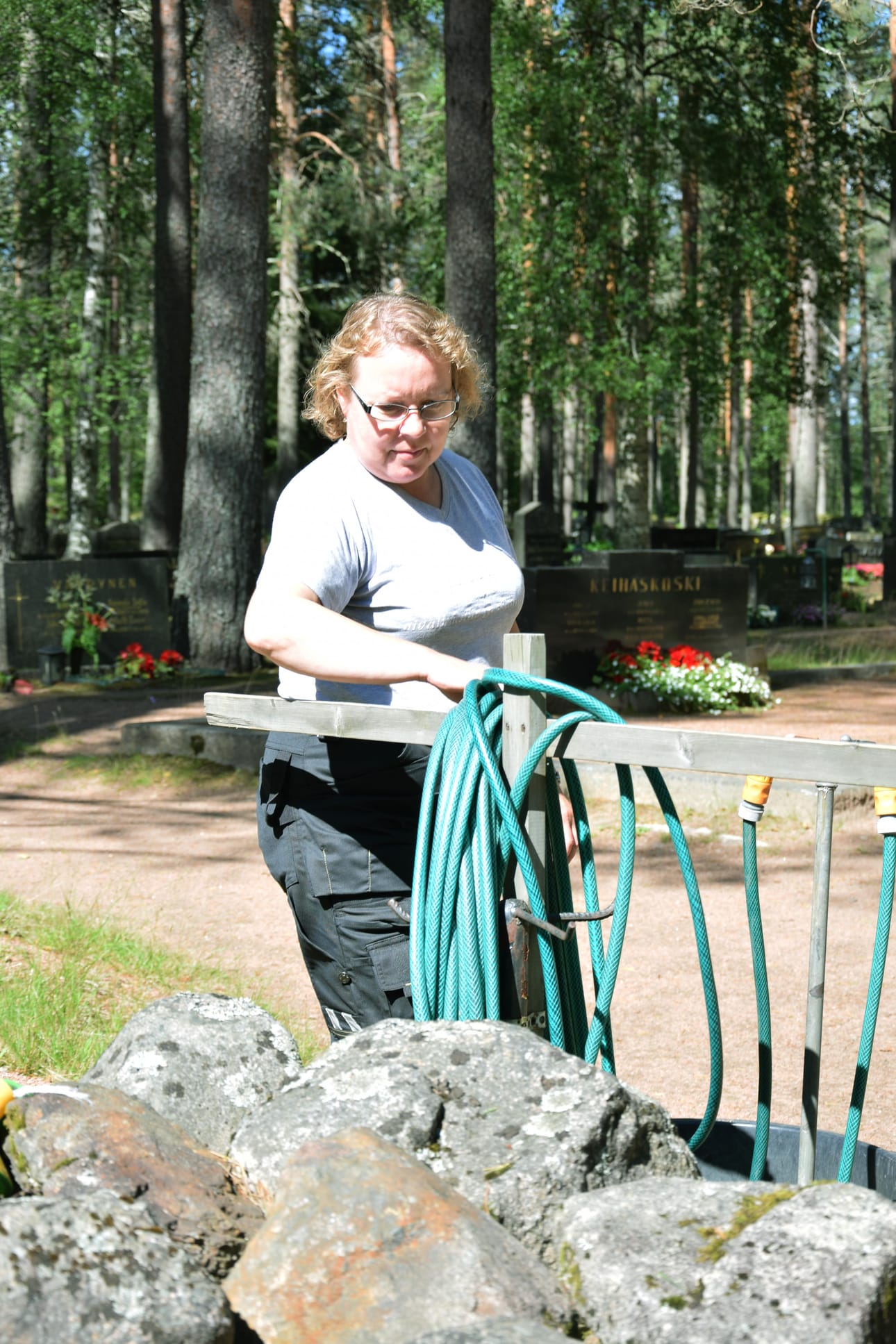 Tuula Peltoniemi viihtyy hyvin itsenäisessä työssään. Hyvällä säällä kelpaa tehdä pihatöitä Kestilässä.