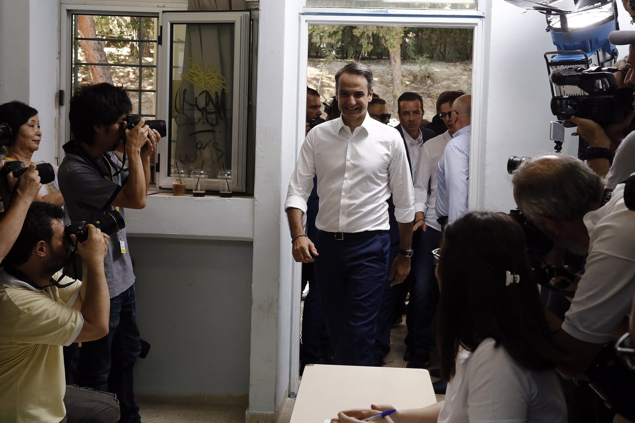 Uusi demokratia -puolueen johtaja Kyriakos Mitsotákis kuvattiin äänestyspaikalla.