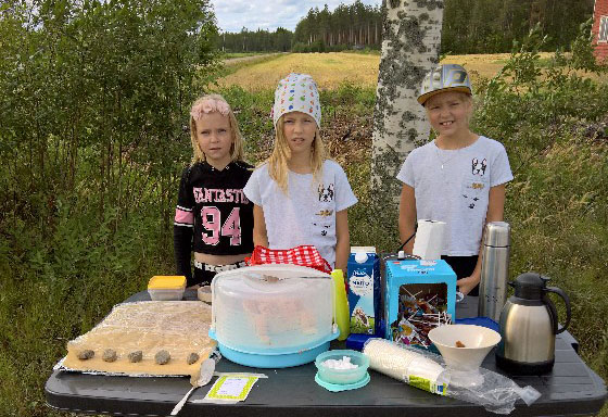 Jylhänkankaan sisarukset pystyttivät maitolavakahvilan kotitiensä kupeelle. Kuva Hanna Jylhänkangas